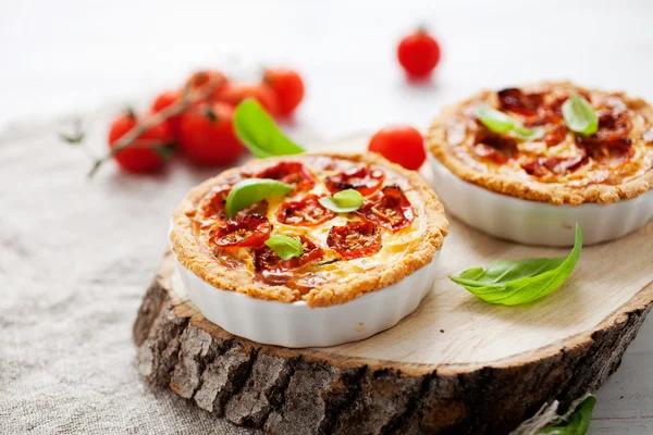 Tomato tartlets with basil leaves — Stock fotografie