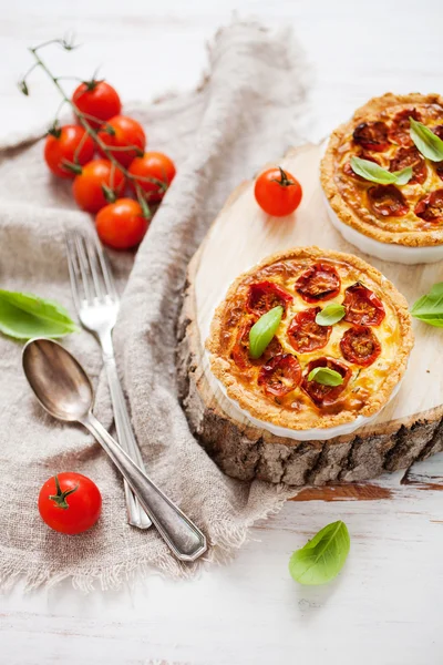 Tomato tartlets with basil leaves — Stockfoto