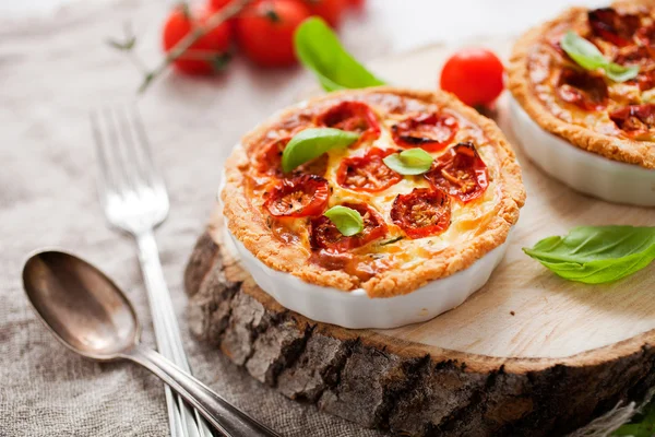 Tomato tartlets with basil leaves — Stock Photo, Image