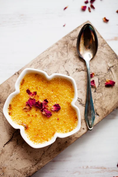 Creme Brulee mit edelrosa Rosen — Stockfoto