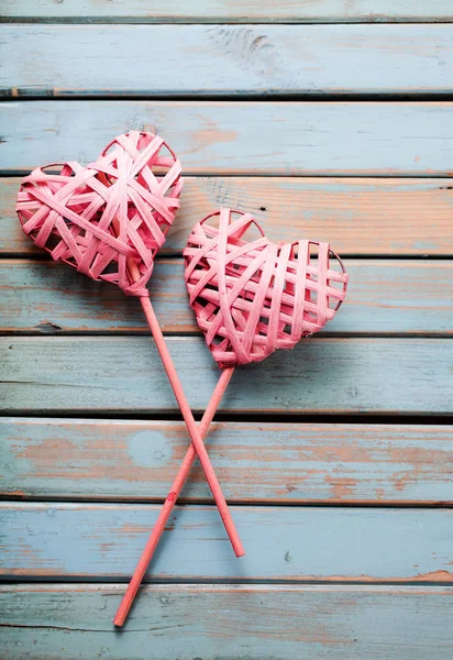 Due cuori su sfondo di legno — Foto Stock