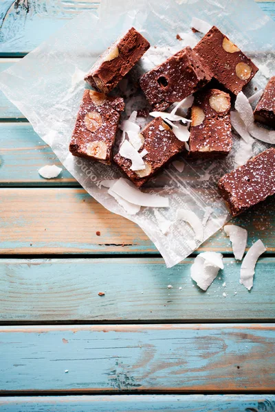 Choklad kola med nötter — Stockfoto