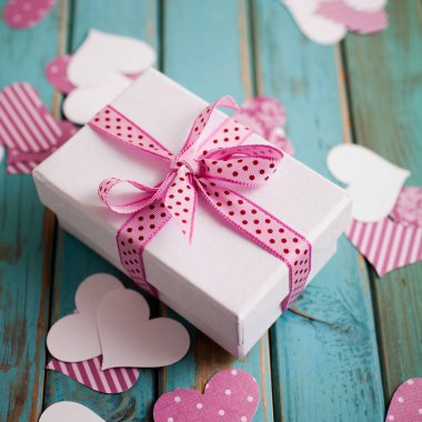  pembe fiyonklu hediye kutusu