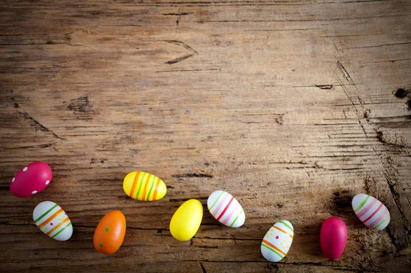 Huevos de Pascua sobre mesa de madera — Foto de Stock