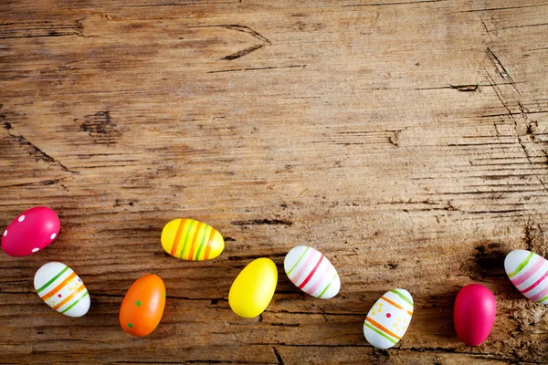 Huevos de Pascua sobre mesa de madera — Foto de Stock