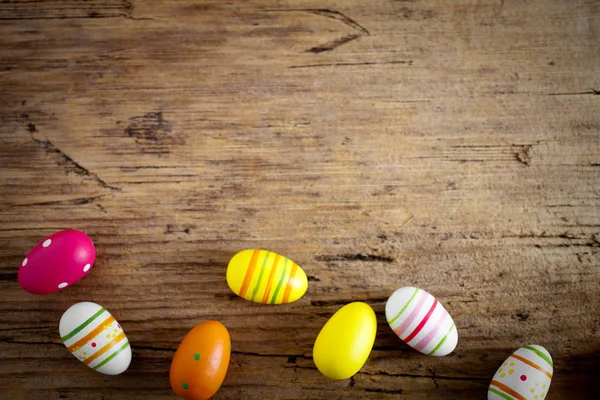 Oeufs de Pâques sur table en bois — Photo