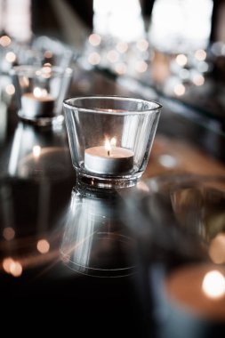 Cam yansıtan Tealights 