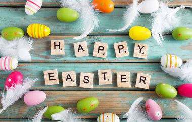 Mutlu Paskalya ahşap harflerle yazılmış