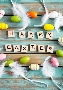 Mutlu Paskalya ahşap harflerle yazılmış