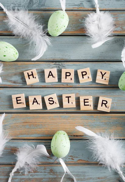 Feliz Páscoa escrita com letras de madeira — Fotografia de Stock