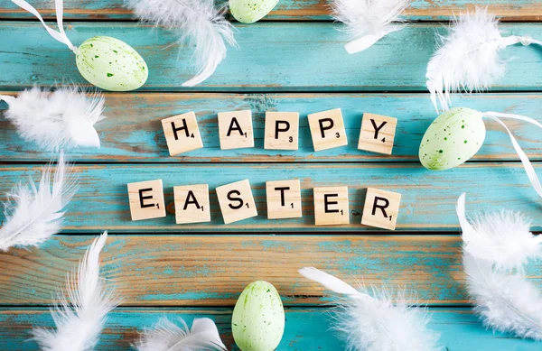 Mutlu Paskalya ahşap harflerle yazılmış — Stok fotoğraf