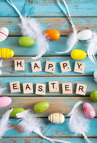 Mutlu Paskalya ahşap harflerle yazılmış — Stok fotoğraf