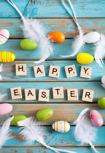 Joyeuses Pâques écrites avec des lettres en bois — Photo