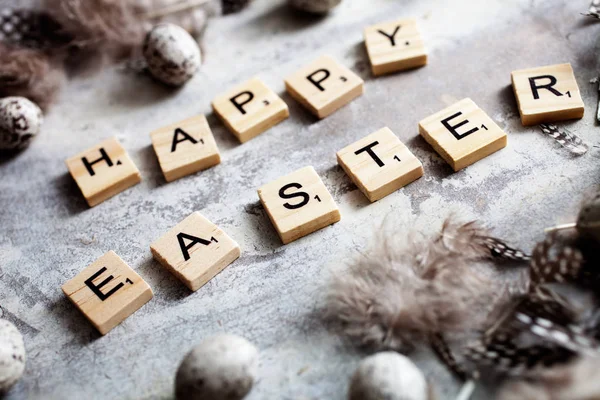 Feliz Pascua escrita con letras de madera —  Fotos de Stock