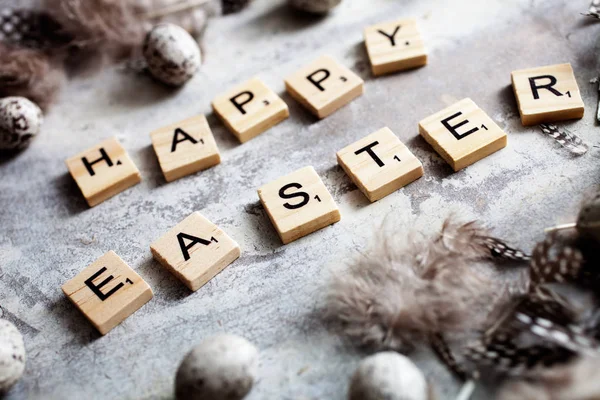 Feliz Pascua escrita con letras de madera — Foto de Stock