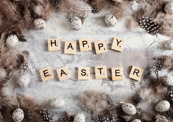 Vrolijk Pasen geschreven met houten letters — Stockfoto