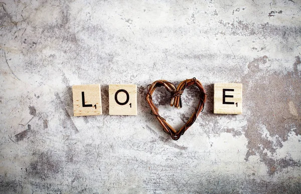 Láska s dřevěnými dopisy — Stock fotografie