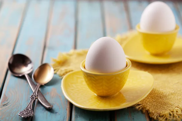 Яйця подаються в чашках — стокове фото
