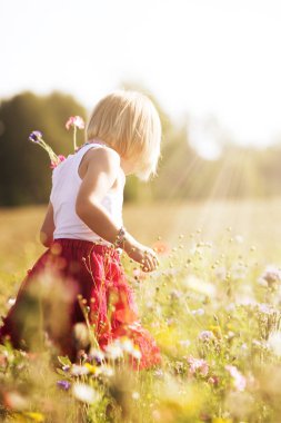 Ortada küçük kız 