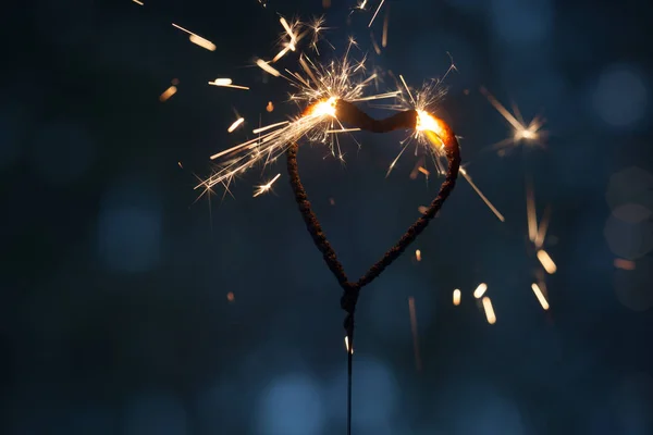 Herzförmige Wunderkerze glüht — Stockfoto