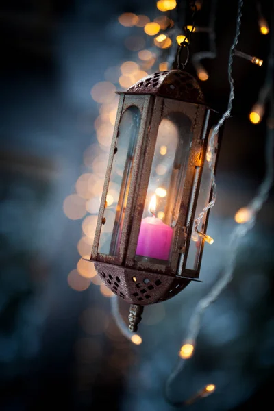 Ljus brinnande i Lantern — Stockfoto
