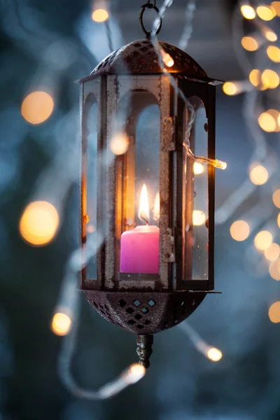 Свічка спалювання в ліхтар — стокове фото