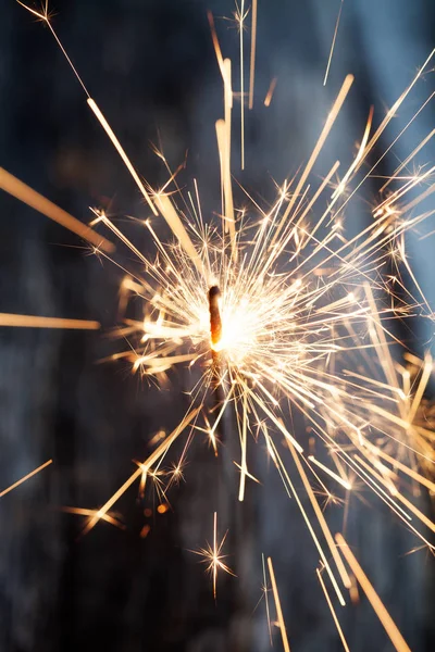 Sparkler brilhando no escuro — Fotografia de Stock