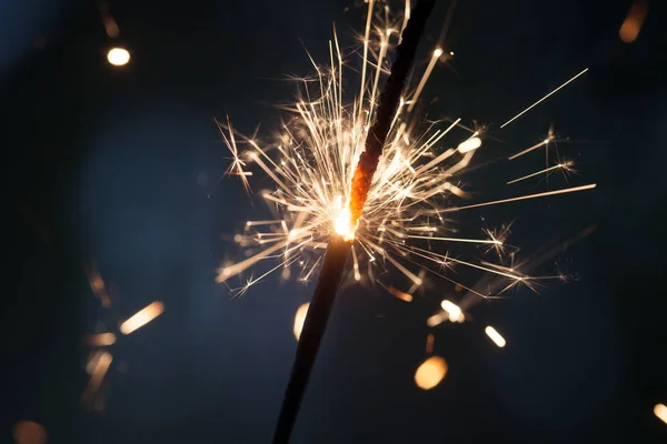 Sparkler incandescente nel buio — Foto Stock