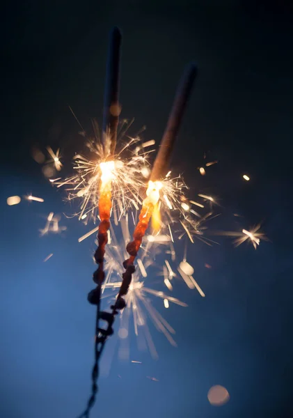 Due Sparklers che bruciano — Foto Stock