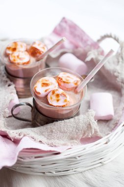 Pembe marshmallow ile çikolata