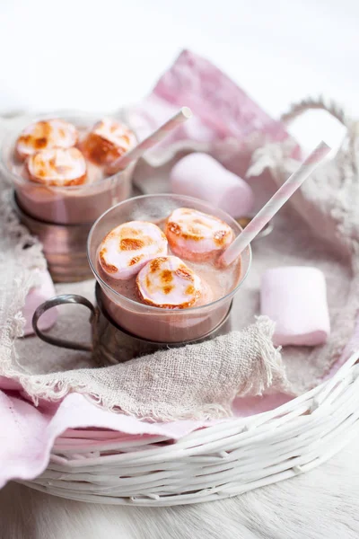 Pembe marshmallow ile çikolata — Stok fotoğraf