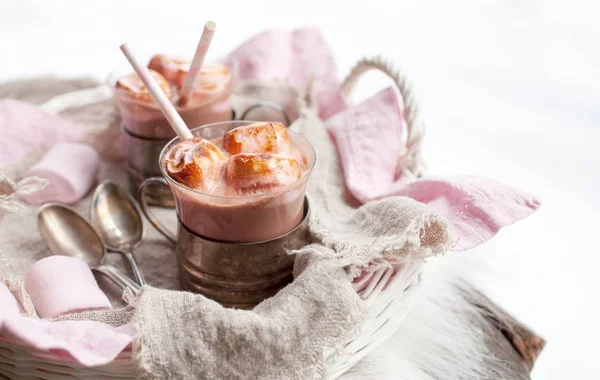 Chocolate con malvaviscos rosados —  Fotos de Stock