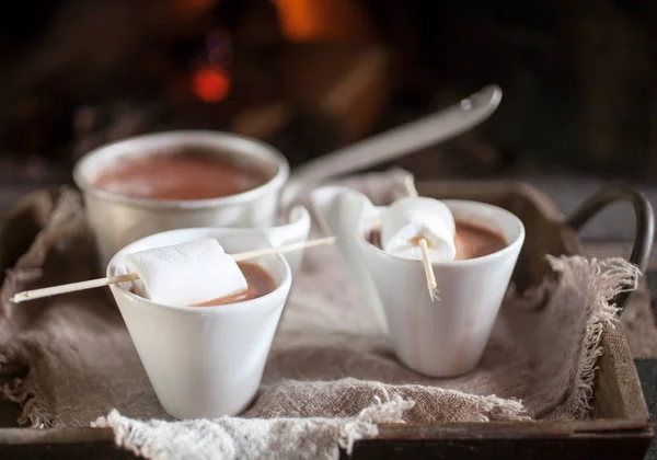Chocolate com marshmallows brancos — Fotografia de Stock
