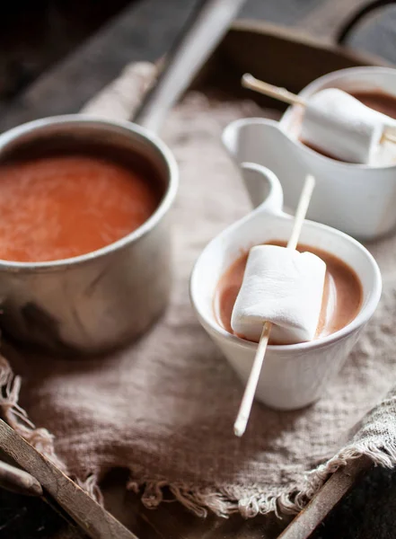 Chocolate com marshmallows brancos — Fotografia de Stock