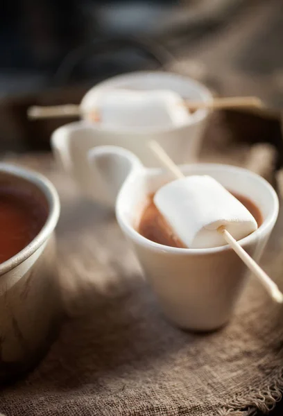 Warme chocolademelk op tafel — Stockfoto