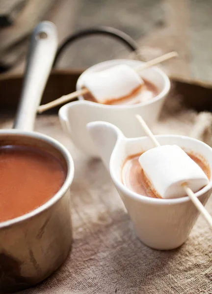 Warme chocolademelk op tafel — Stockfoto