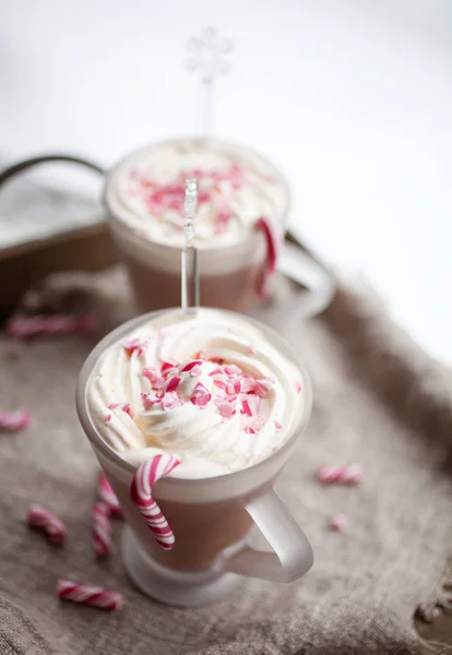 Baston şekerler ile sıcak çikolata — Stok fotoğraf