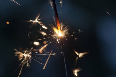 Karanlıkta yanan maytap