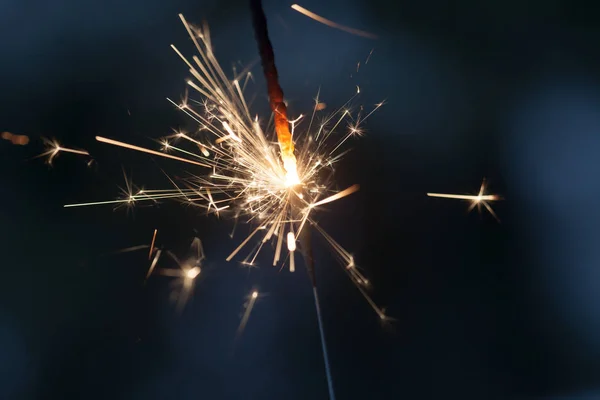 Sparkler che brucia al buio — Foto Stock