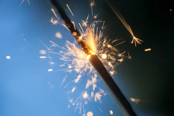 Wunderkerze brennt im Dunkeln — Stockfoto