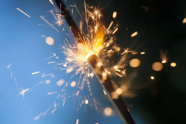 Sparkler ardiendo en la oscuridad — Foto de Stock