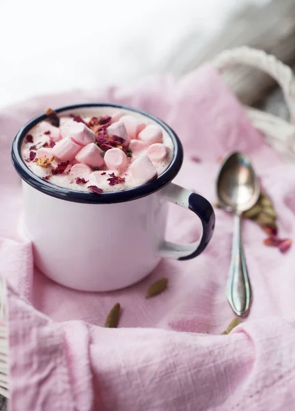 Chocolate quente em caneca de metal — Fotografia de Stock