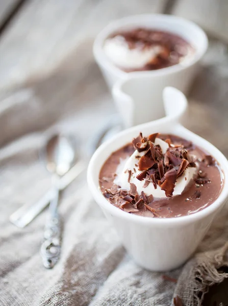 Chocolade pudding met slagroom — Stockfoto
