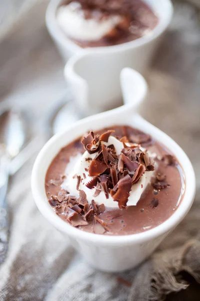 Csokoládé puding, tejszínhabbal — Stock Fotó