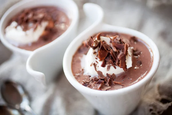 Schokoladenpudding mit Schlagsahne — Stockfoto