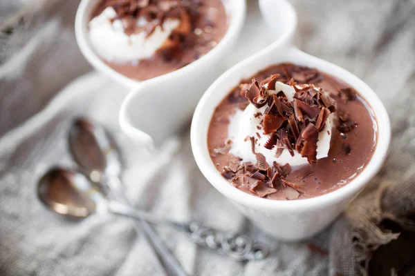 Chocolade pudding met slagroom — Stockfoto