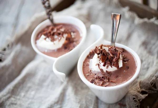 Chocolade pudding met slagroom — Stockfoto