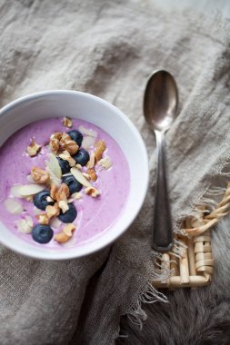 Yaban mersini ve badem ile güler yüzlü