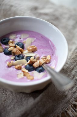 Yaban mersini ve badem ile güler yüzlü