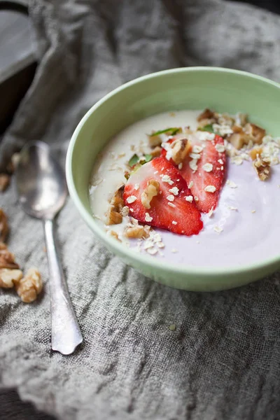 Smoothie saboroso na tigela — Fotografia de Stock